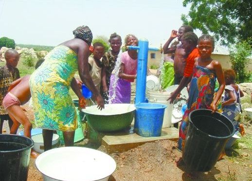 自來(lái)水噴涌而出，是非洲最美的風(fēng)景