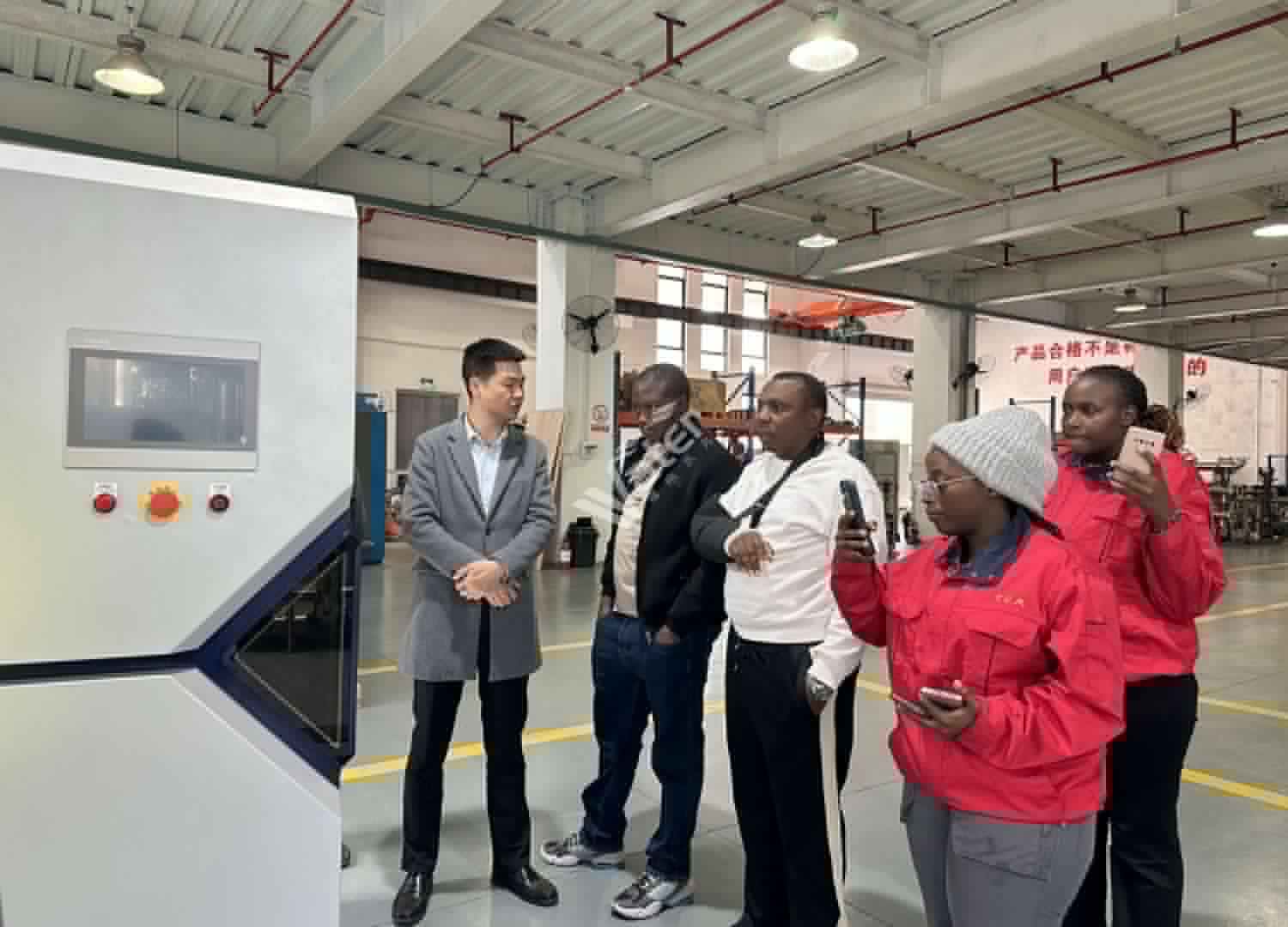 海外客戶蒞臨我司順利完成設(shè)備驗收